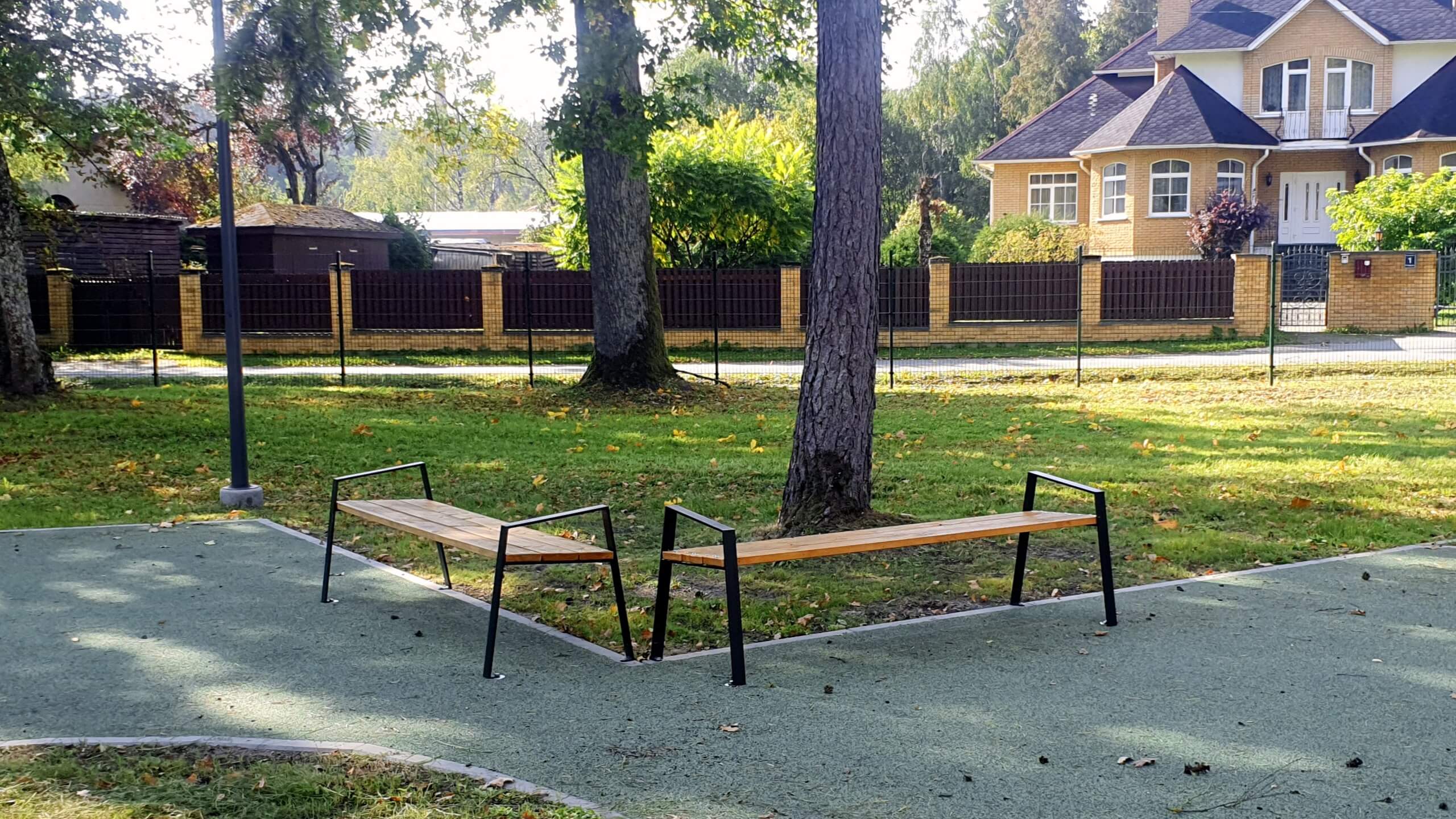 park benches without backrests in the park