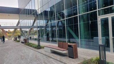 metalfabrik Contemporary style bench with wooden planks for seat and backrest